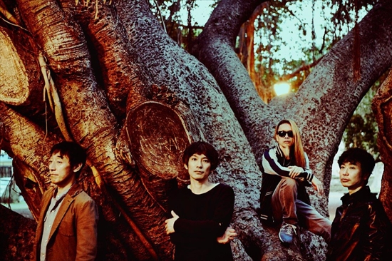 スピッツ 結成30周年記念ポータブル レコードプレーヤーUNIVERSAL