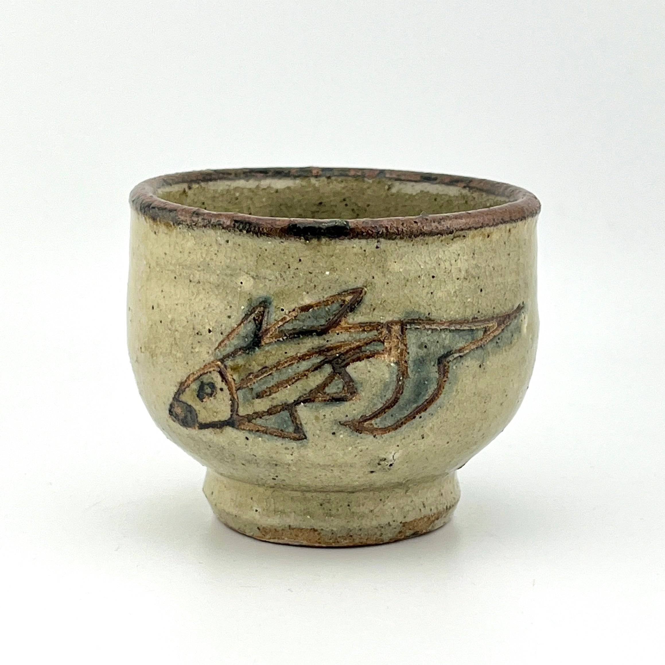 壺屋焼 人間国宝 金城次郎作 魚文湯呑 （壺屋時代） – 生活民芸 なかむた