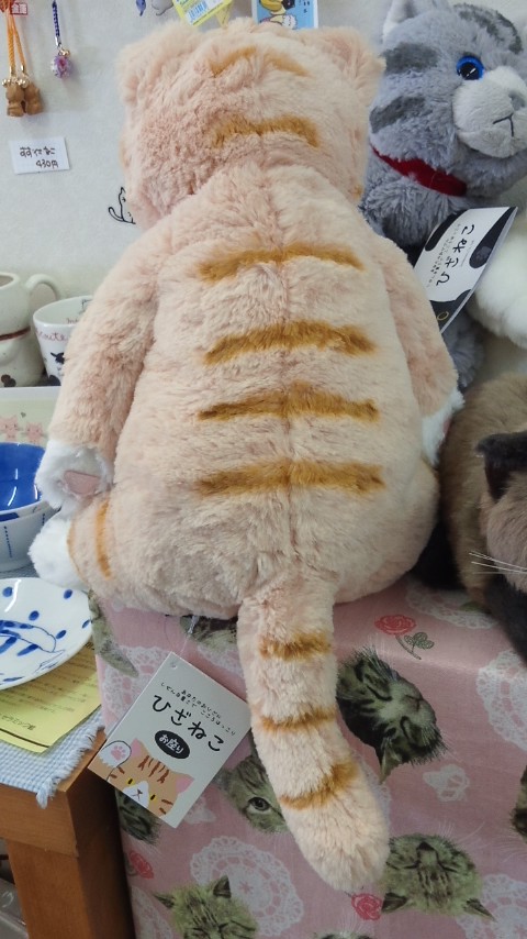 ひざねこシリーズに新しい仲間が！ひざねこお座り（ブラウン）を入荷