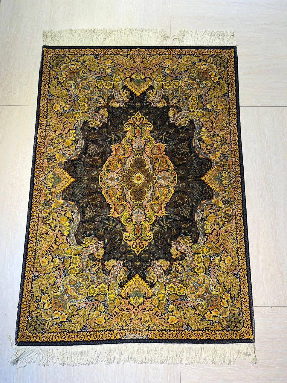 高級ペルシャ絨毯クム産シルク100％ カズミ工房 152×107cm（FN-10018