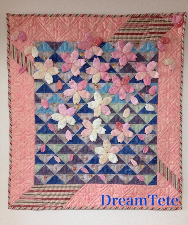 桜のミニタペストリー | パッチワークキルト教室&ショップ「ドリームテテ」