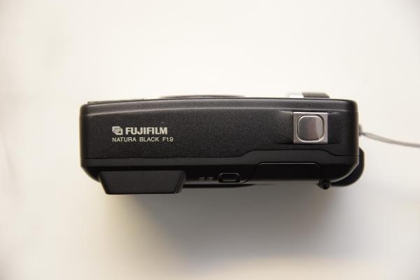 最高のコンパクトカメラ フジフイルム NATURA BLACK F1.9 | カメラ三脚