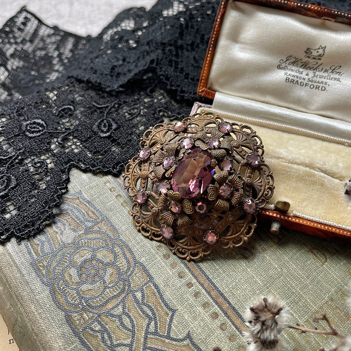 細かな細工のヴィクトリアンガラスブローチ（直径4.5cm） イギリス