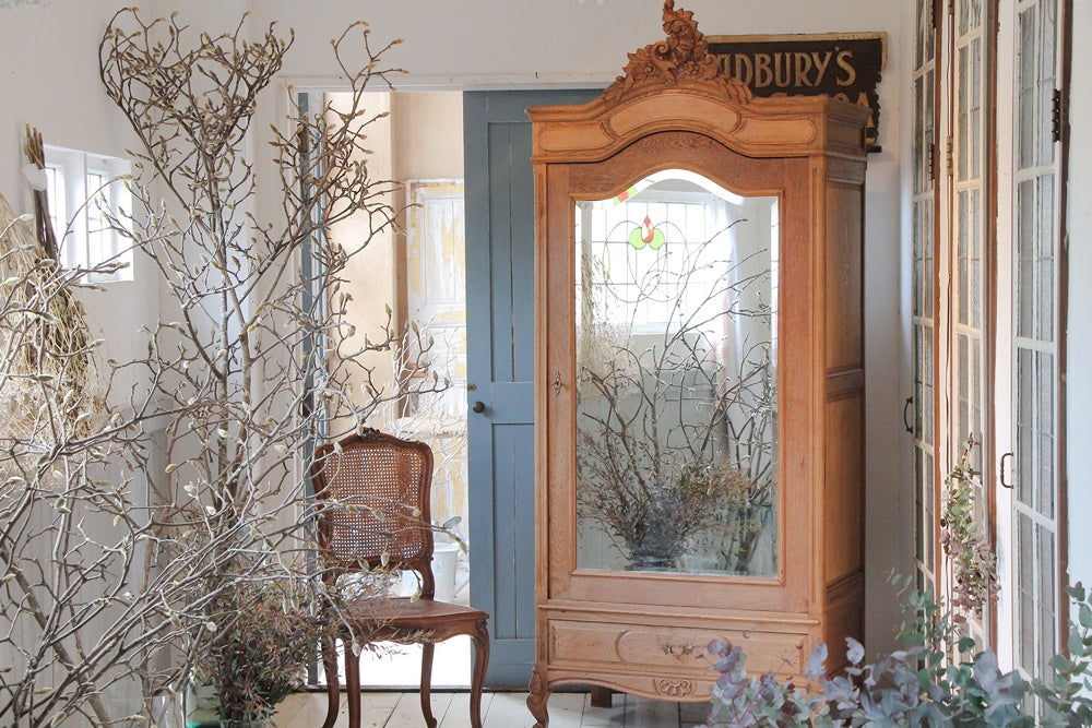 フランスで人気の剥離仕上げの1900年代アルモア（高さ232cm） フランス