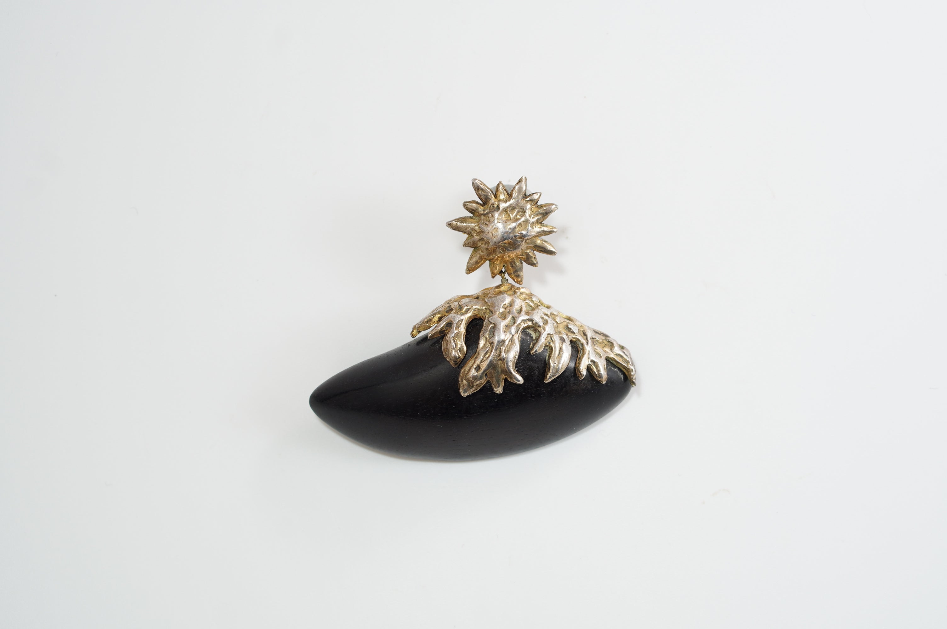 Yves Saint-Laurent（イヴ・サンローラン）ブローチ「Wooden Shell