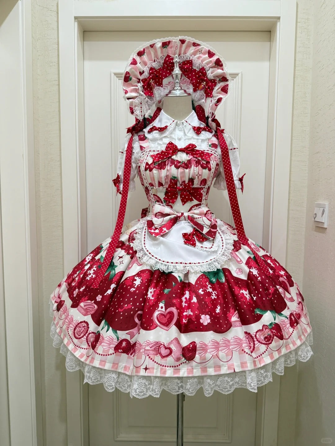 受注予約~3/10】Strawberry Cream ジャンパースカート【Dream Lolita