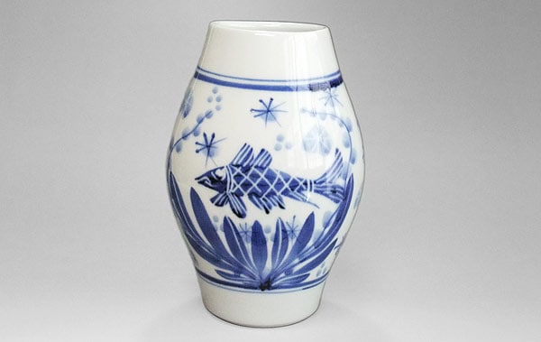 砥部焼 梅山窯 へんこ花瓶（魚文）【和食器通販e-tobeyaki.com】