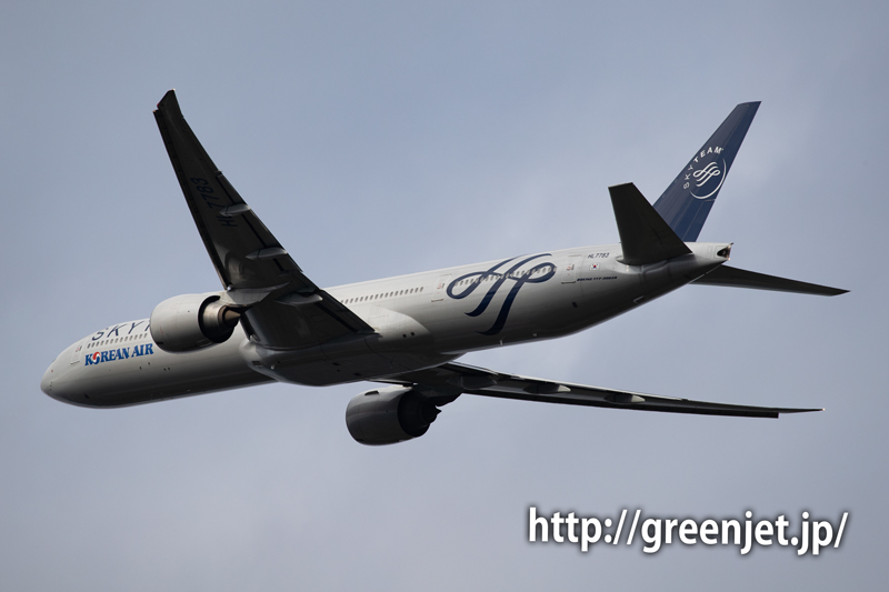 スカイチーム塗装機のB777とさくらの山 | MGT Greenjet 飛行機撮影記