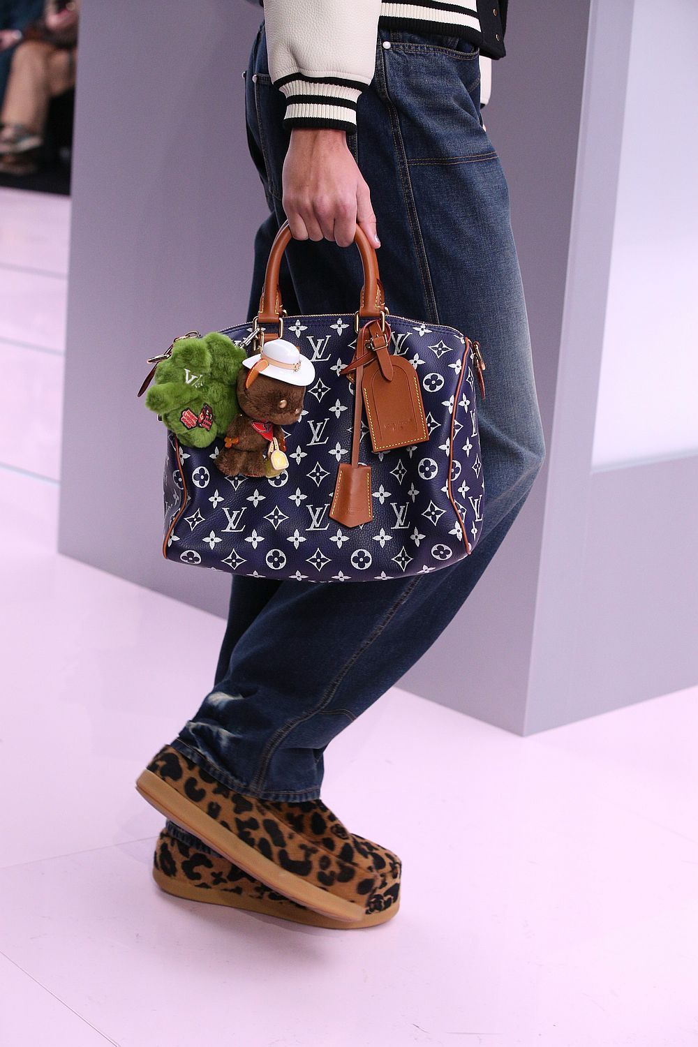 ルイ・ヴィトン」が2025秋冬メンズ・コレクションにて様々なデザインの