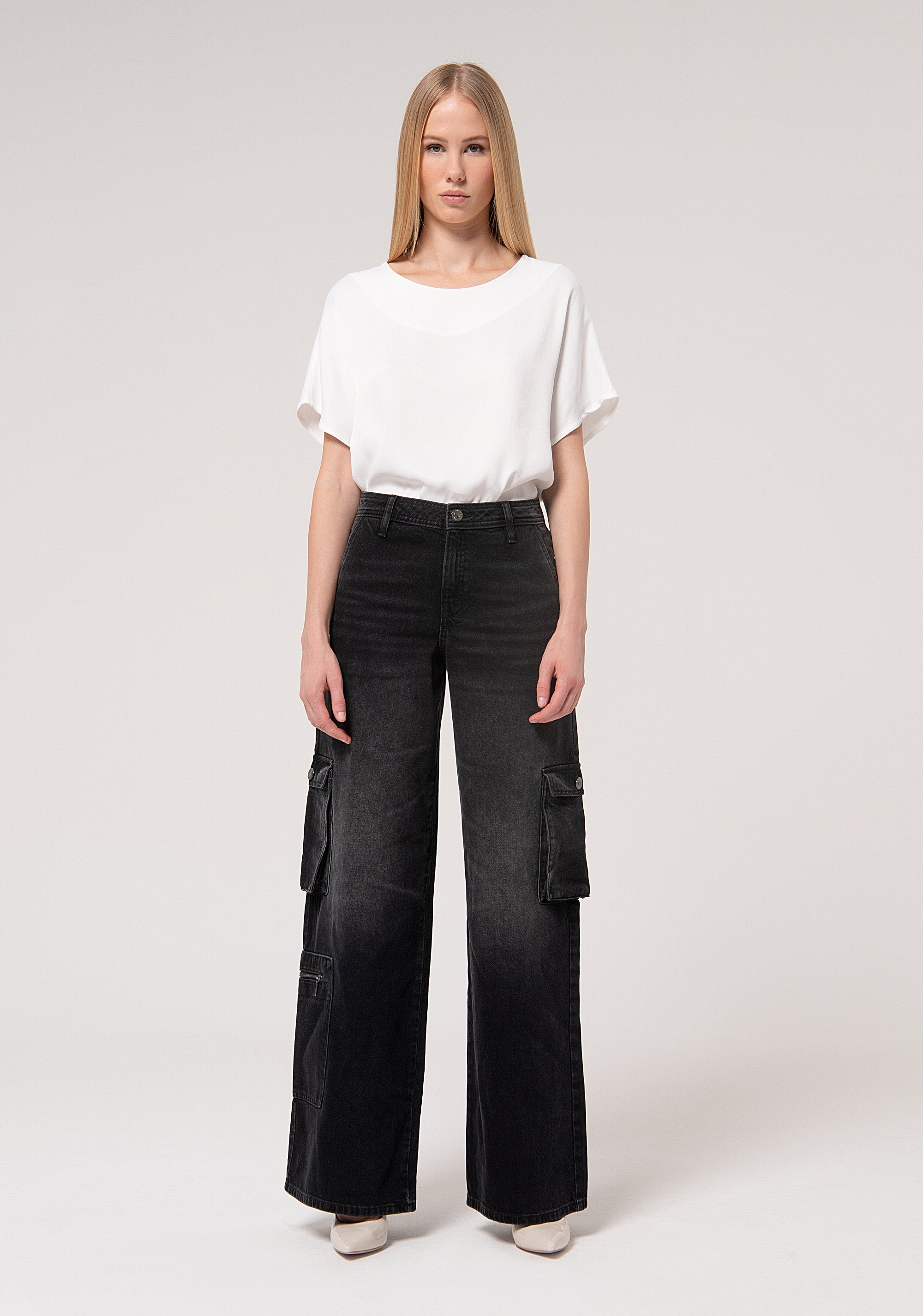Jeans cargo flare in denim nero con lavaggio scuro