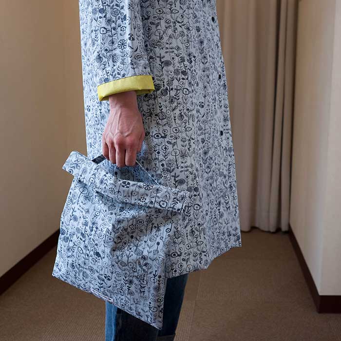 ミナペルホネン letter of flower レインコート (us 6488) light blue