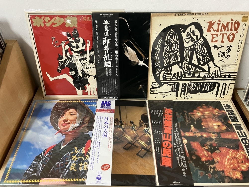 民謡や伝統音楽が人気です +++大分市役所のすぐ近くにあるレコード屋