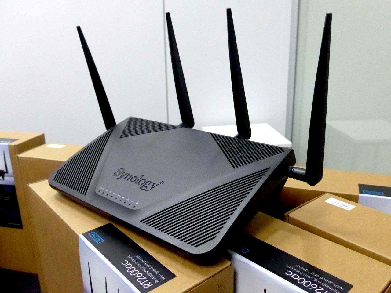 120台接続可能なハイエンドWi-Fiルーター、Synology「RT2600ac」、NAS