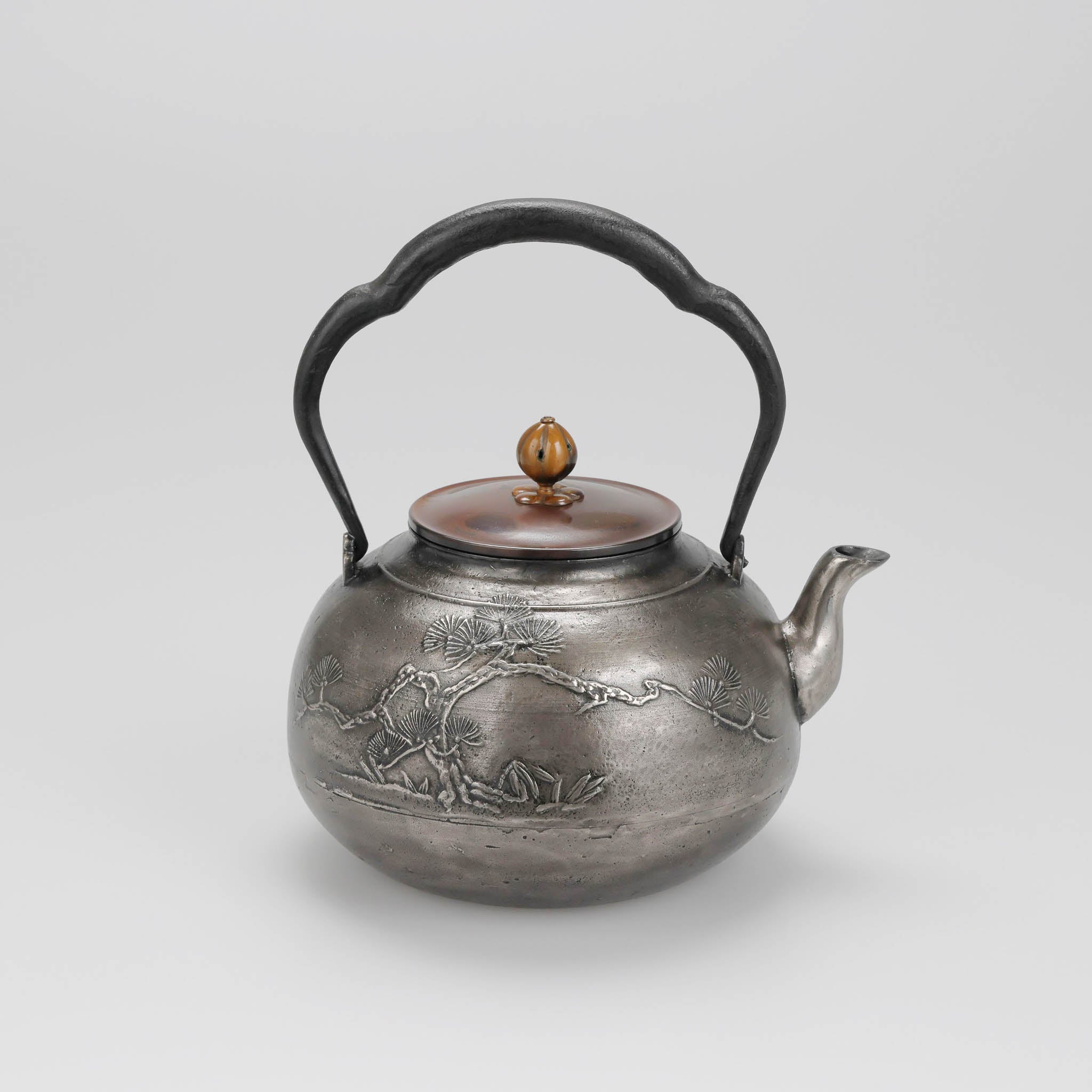 花模様 鋳鉄製鉄瓶 中型 花模様 鋳鉄製鉄瓶 中型 南部鉄器 - 南部鉄器