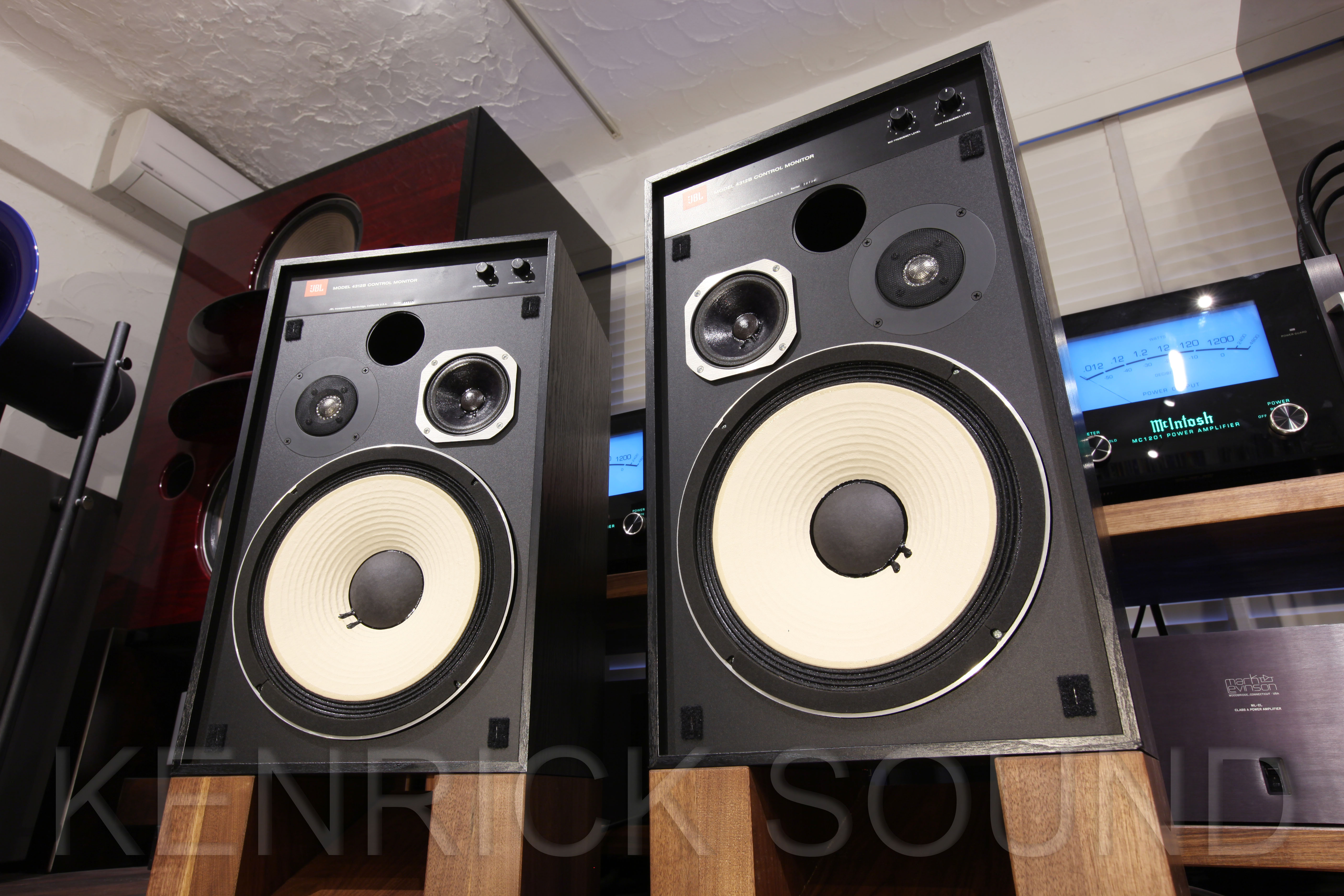 JBL 4312B コンパクトながら最高な鳴りっぷりの3wayモニター