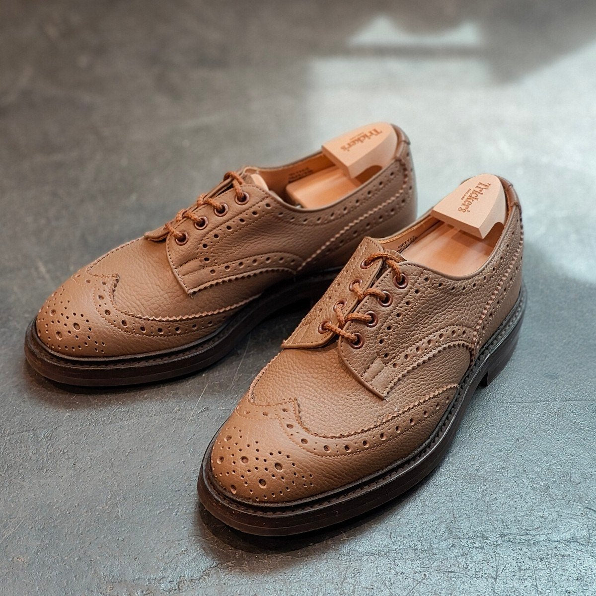 Tricker's】トリッカーズ バートン 5633 フルブローグ カーフ ベージュ