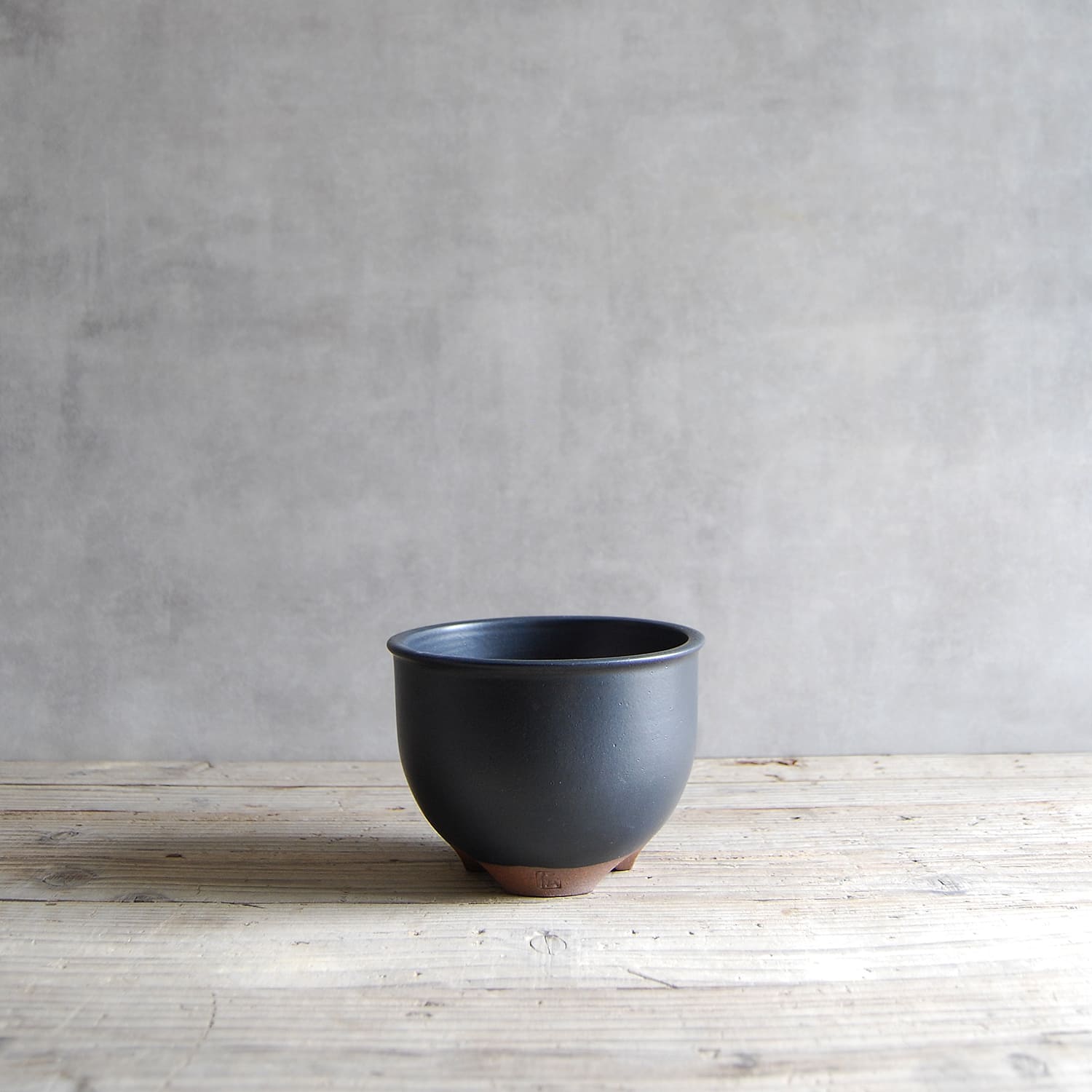 伝市鉢 コウロ型（サクラソウ型）つや消し黒釉 4号 – linkplants