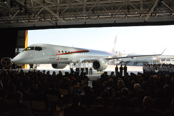 フォトレポート】国産旅客機「MRJ」ロールアウト式典 厳選写真24枚
