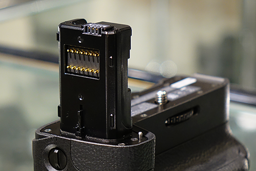 今回はかなり使える！「α7 II」専用 縦位置グリップ「VG-C2EM」 外観