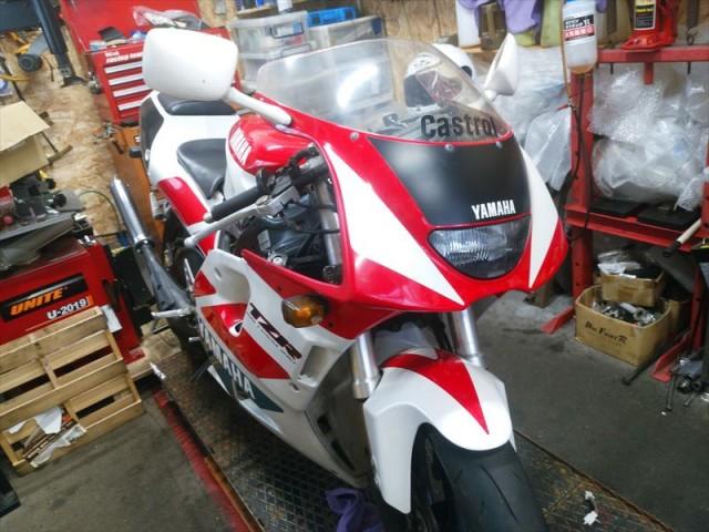 今日も臨時休業です。美浜耐久8時間耐久に出ています。ヤマハ TZR250R