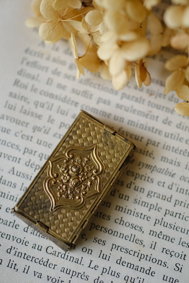 G52 英国 アンティーク ニードルケース 折り畳み式針入れ