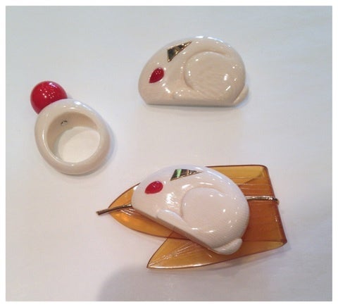 珊瑚の目の白うさぎのブローチ | 10年以上も飽きないアクセサリー in