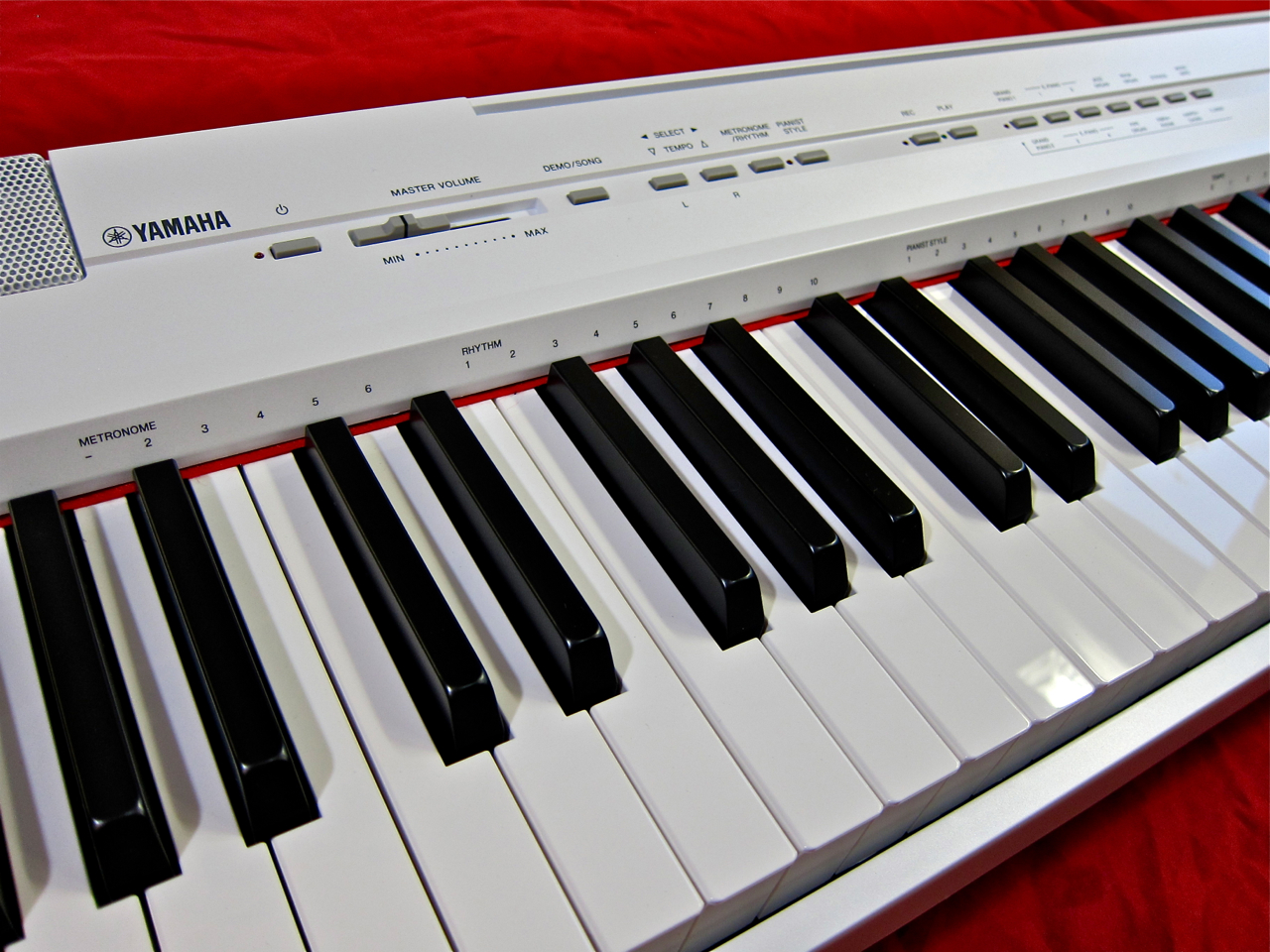 yamaha-p-105wh-e28093-angle-2.
