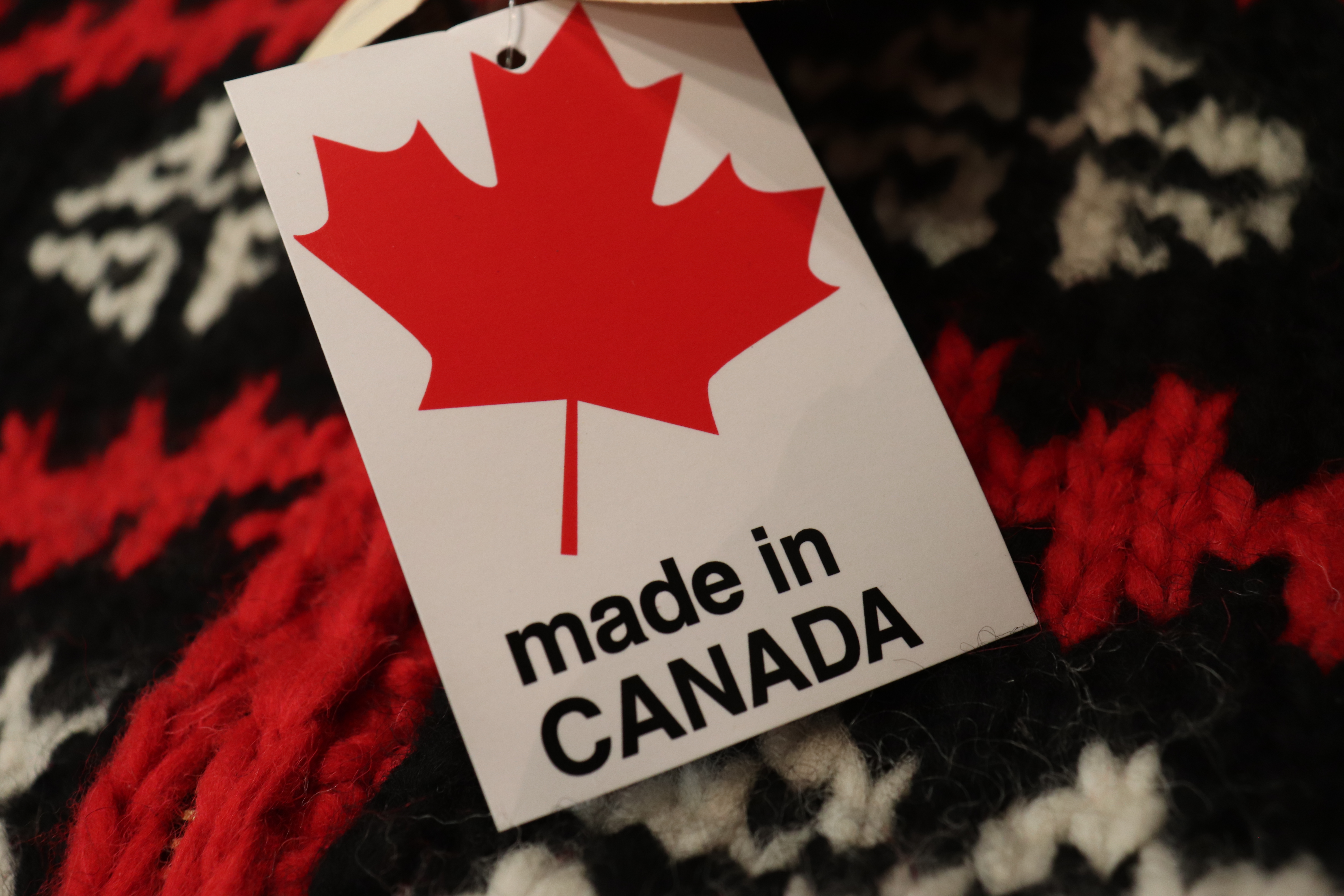 COWICHAN SWEATER / カウチンセーター ] 柄もまた温かい……… | SELECT