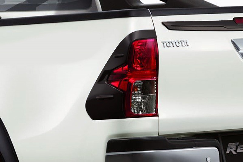 ハイラックス海外トヨタ純正テールランプカバー(マットブラック)