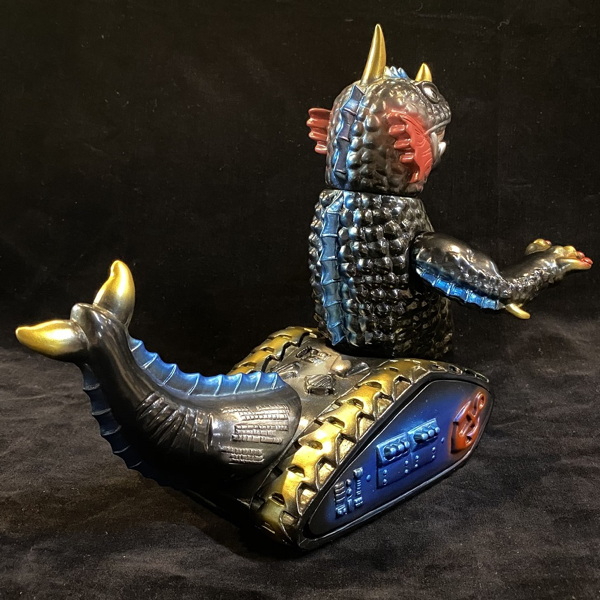 まんだらけ製「海獣戦車アギラス」に「黒成型 まんだらけグランド