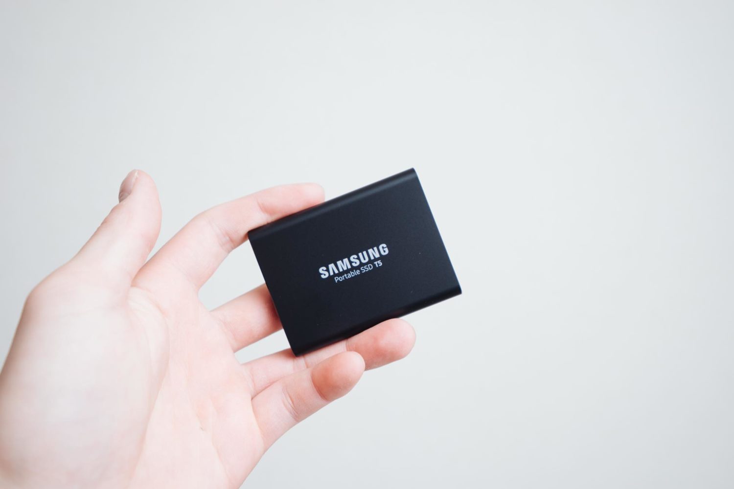 胸ポケットに入る2TBの大容量。ポータブルSSD『サムスン 外付けSSD T5