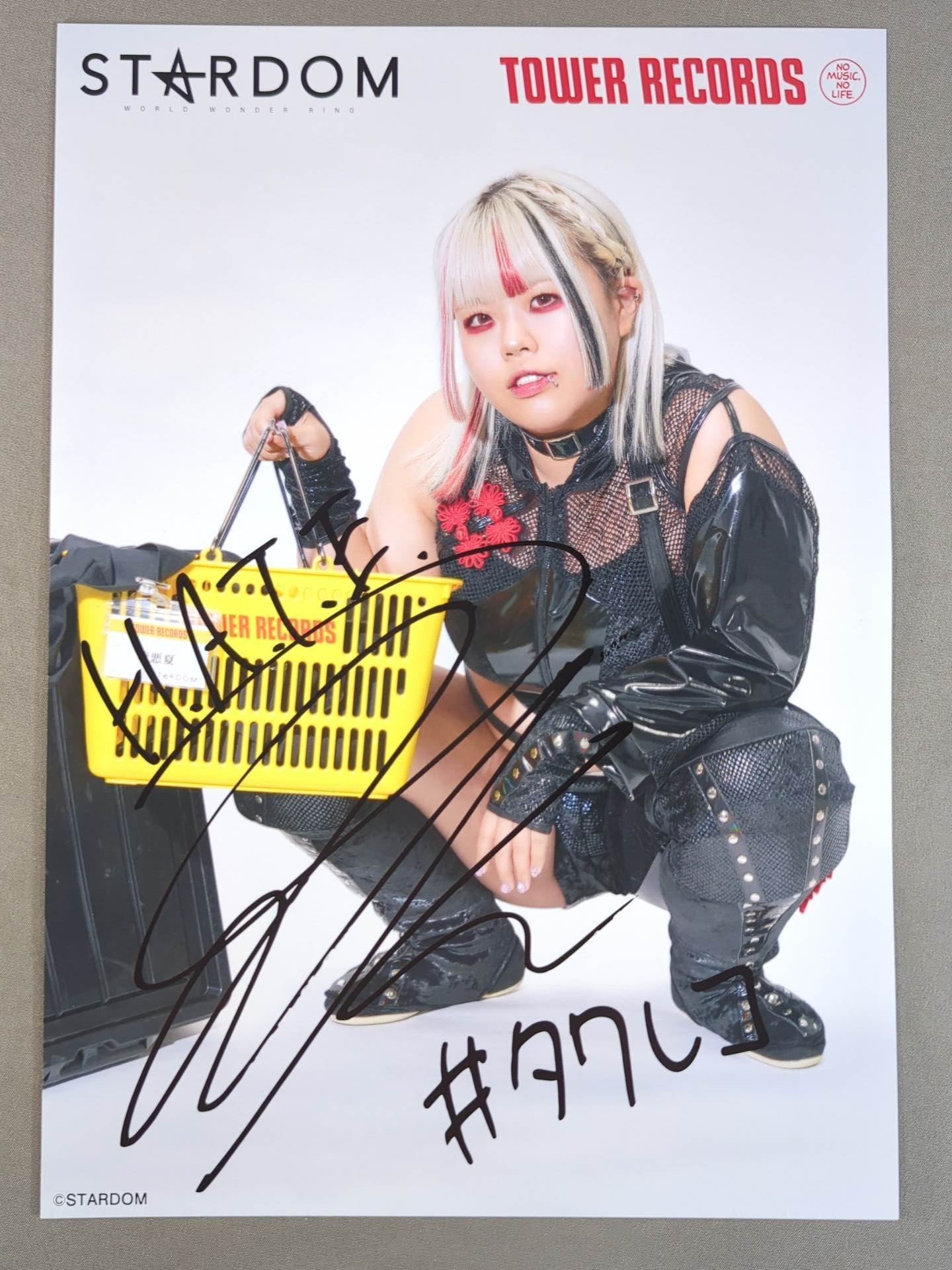 琉悪夏 スターダム×TOWER RECORDS 2024 Ver.2 ポートレート – 闘道館