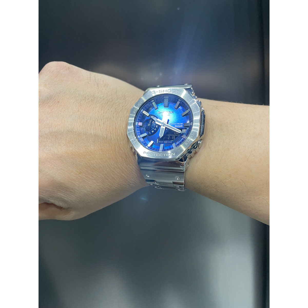 G-SHOCKの2024年最新作！ フルメタル「GM-B2100AD-2AJF」を着用