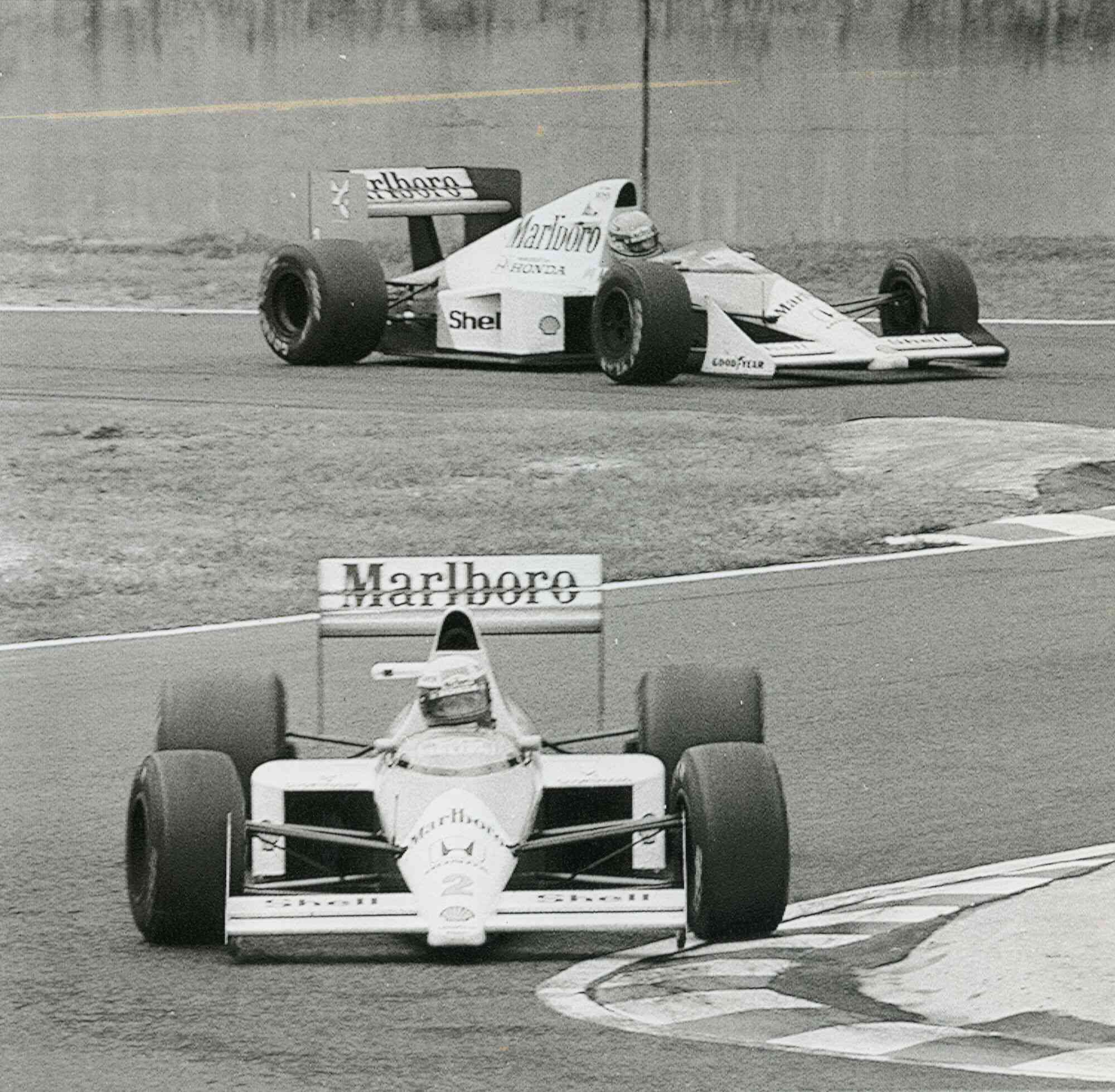 トップを争うアラン・プロスト（手前）とアイルトン・セナの