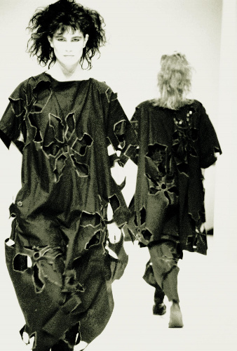 asahi.com（朝日新聞社）：「黒の衝撃」受け継ぐ若手 ヨウジヤマモトら