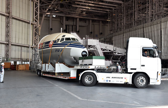 JAL、「空の貴婦人」DC-8富士号を陸送