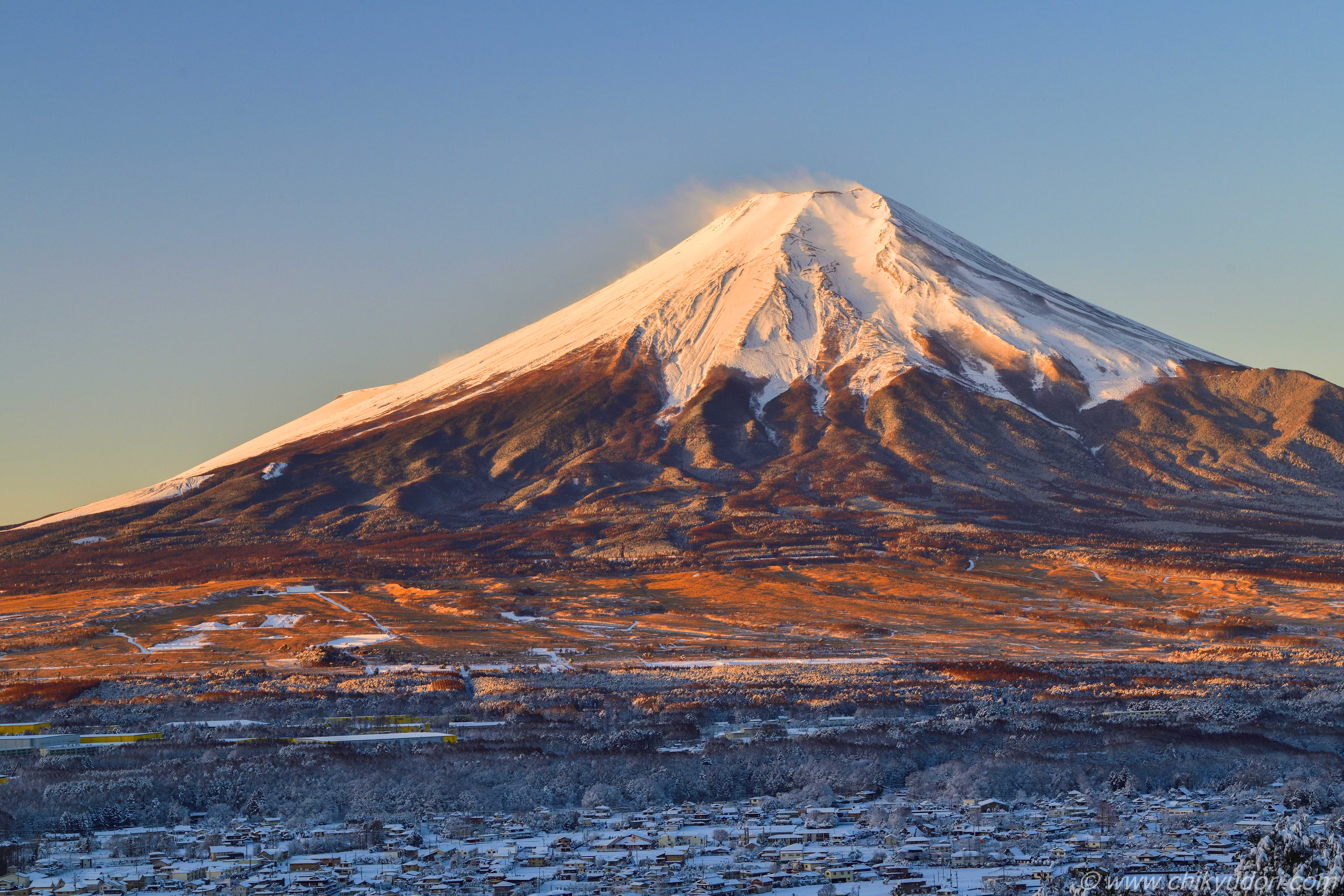 高座山中腹からの雪景色の富士山（Nikon D850,DJI Mavic2Pro ドローン
