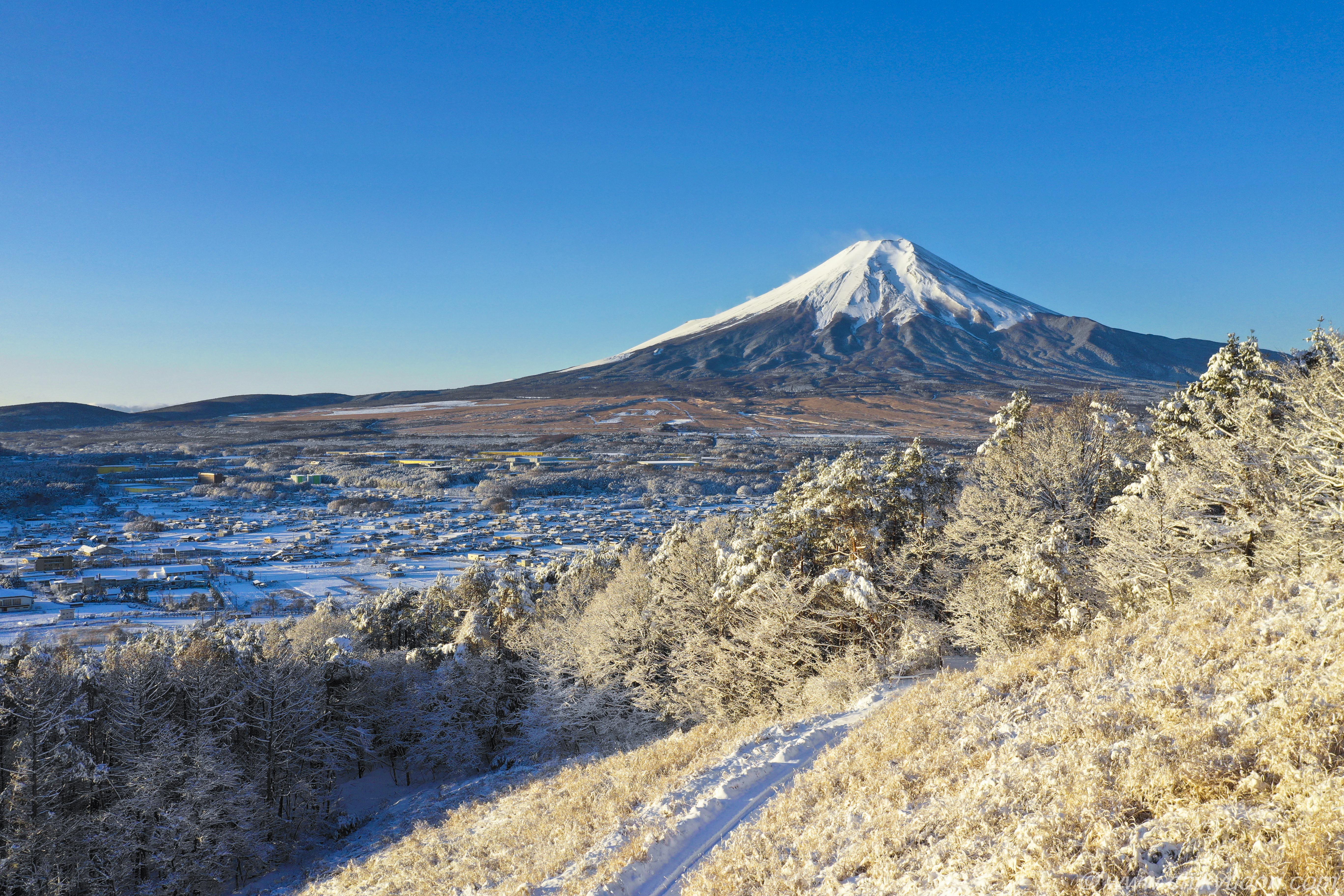高座山中腹からの雪景色の富士山（Nikon D850,DJI Mavic2Pro ドローン