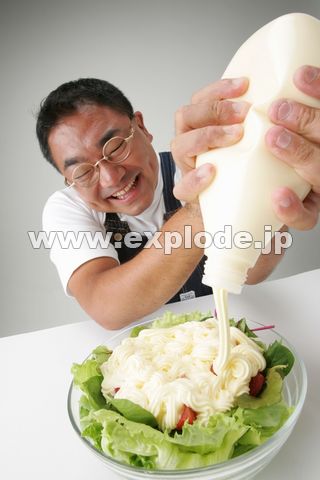 マヨネーズをかける男性 - da335009.jpg - 写真素材