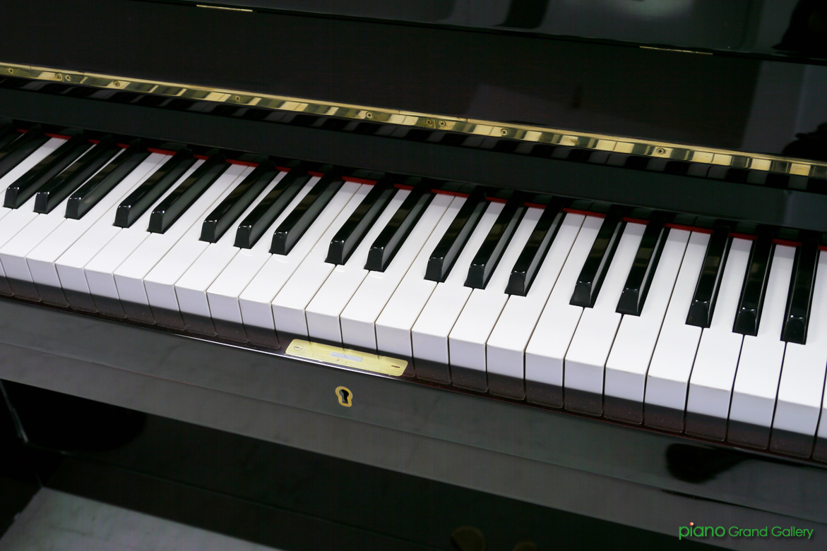 中古ピアノ ヤマハ(YAMAHA U1D) 前面に光るYAMAHAのロゴ ｜ 世界最大級