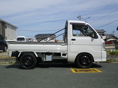 フロント車高8cmダウンのハイゼットに 調整式シャックルを装着