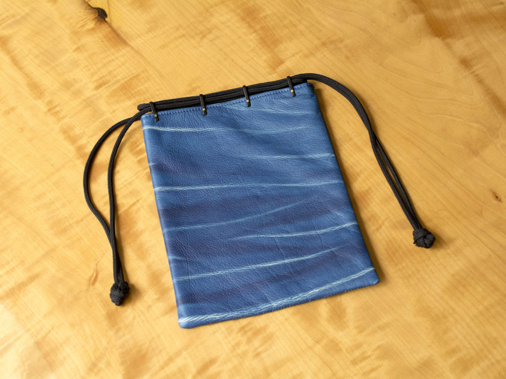 藍染め革 新アイテム登場 藍染本革絞り信玄袋 - Kinuya Indigo leather
