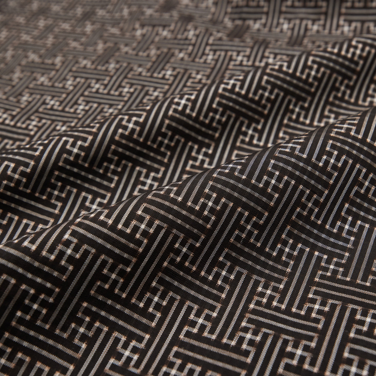 大島紬 泥大島「秋名バラ10釜」 – 銀座もとじオンラインショップ