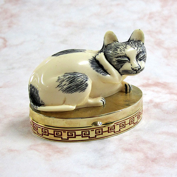 エスティ・ローダー 猫のコンパクト