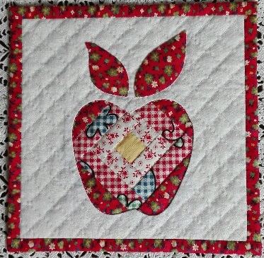 赤系のヴィンテージ布で作ったログキャビンをアップルのパターンに