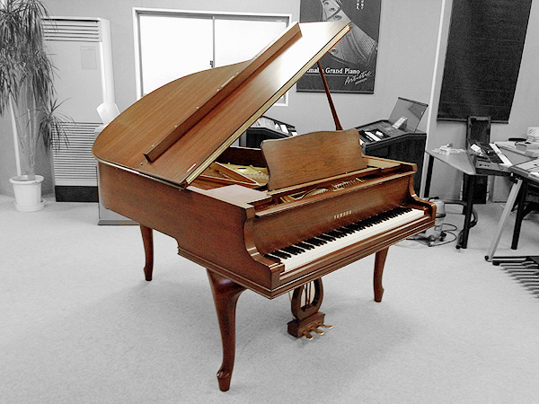 木目ヤマハグランドピアノG2ECPウォルナット・チッペンデール（猫脚
