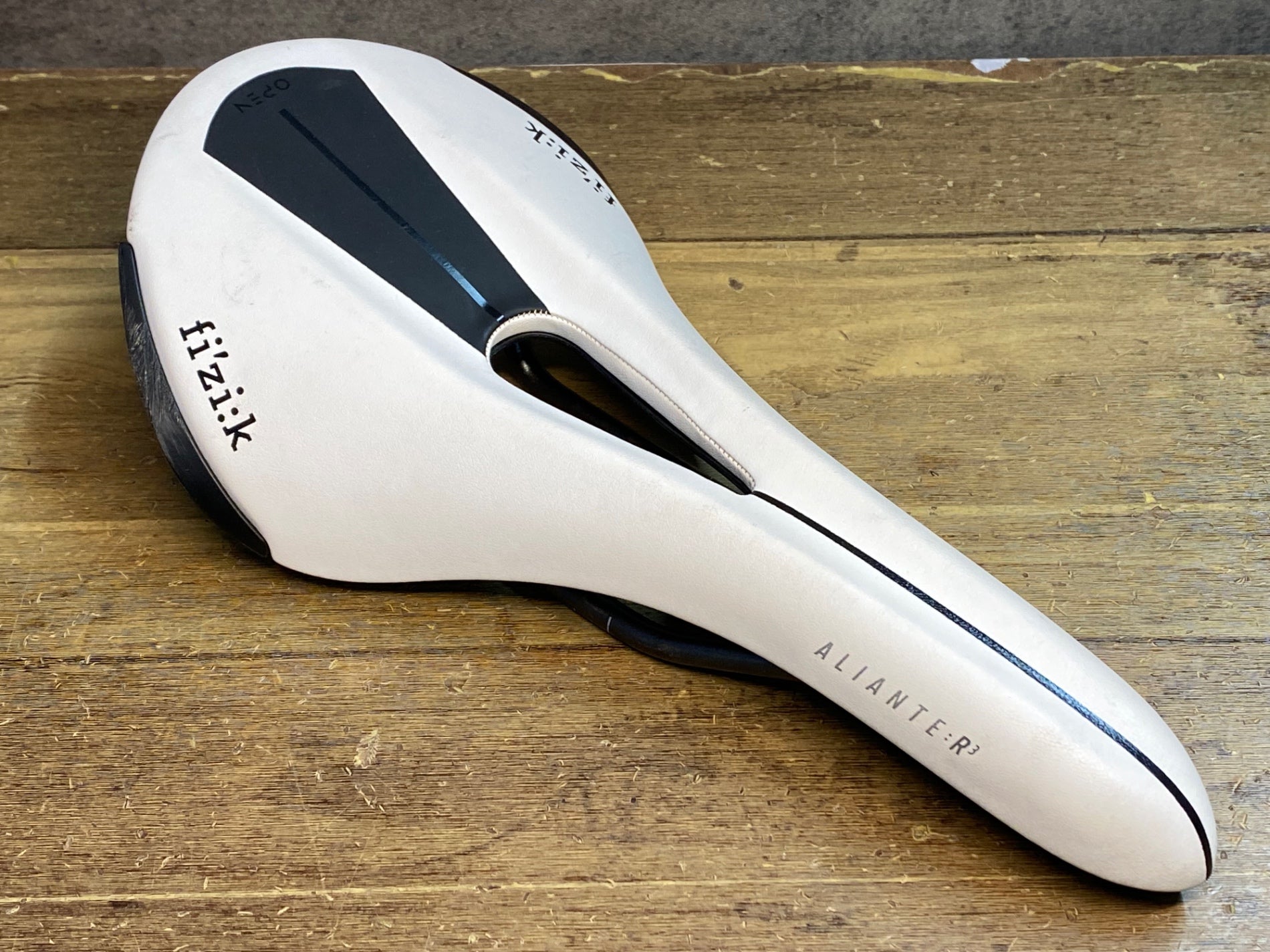 JO415 フィジーク fizik アリアンテ ALIANTE R3 OPEN サドル Kium