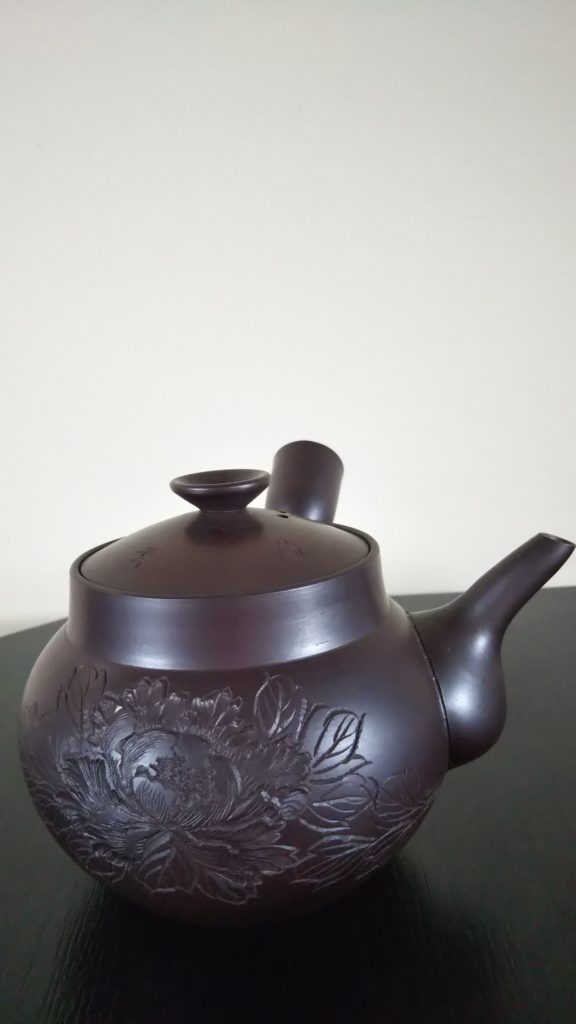 萬古焼急須】酔月 二代目清水 源(明治34年生) 牡丹彫り急須 – 三重県