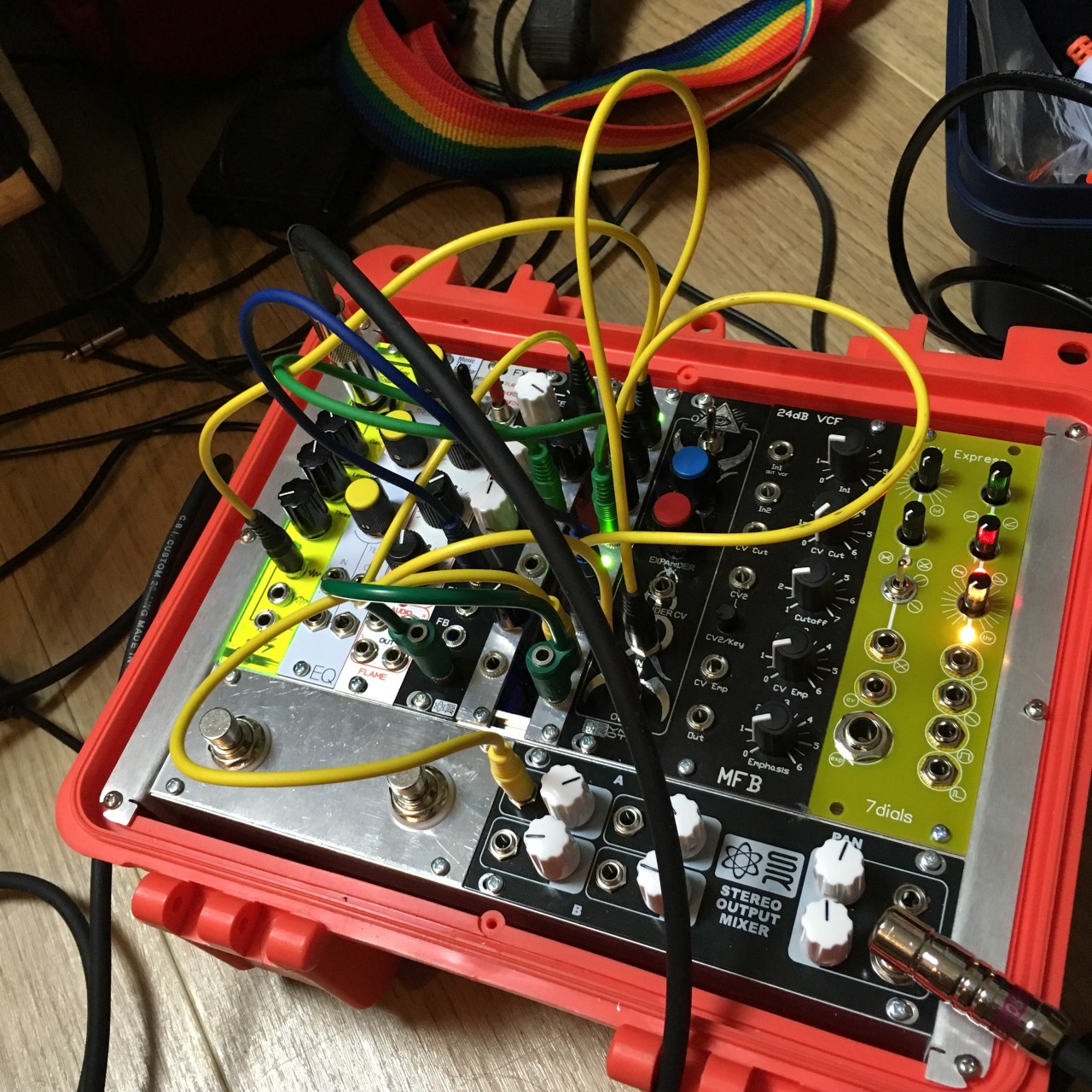 めそめそなたんぶらー — モジュラーシンセケース「Power Lunch」を買い