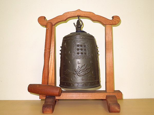 東京都練馬区旭町にて、時代箪笥、火鉢、香炉、写経、鋳銅製の釣鐘